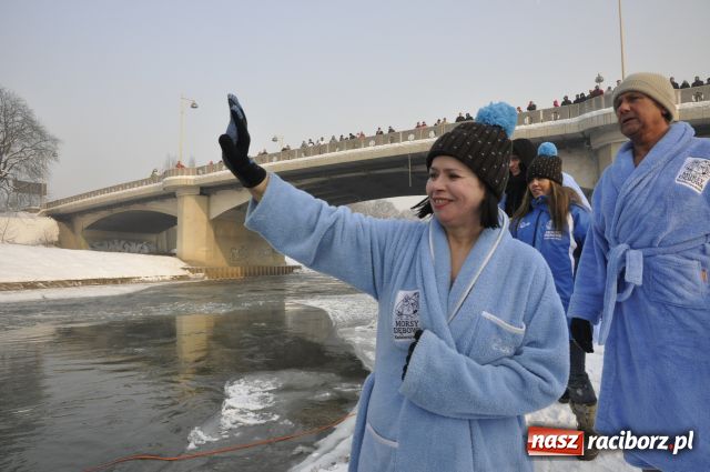 Zdjęcie w galerii na portalu naszraciborz.pl: Marian Hampel przepłynął dziś Odrę wiadomości z regionu