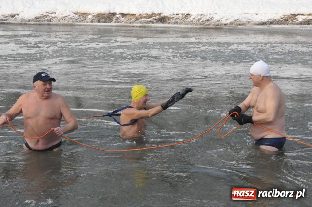 Zdjęcie w galerii na portalu naszraciborz.pl: Marian Hampel przepłynął dziś Odrę wiadomości z regionu