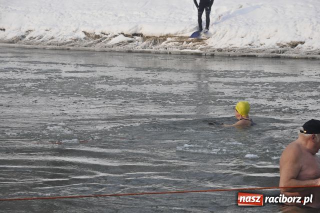 Zdjęcie w galerii na portalu naszraciborz.pl: Marian Hampel przepłynął dziś Odrę wiadomości z regionu