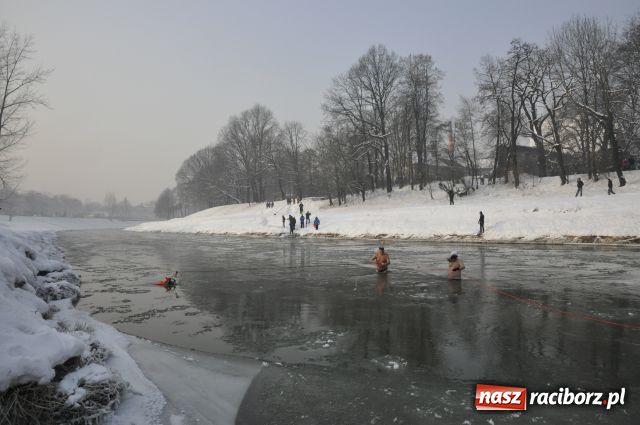 Zdjęcie w galerii na portalu naszraciborz.pl: Marian Hampel przepłynął dziś Odrę wiadomości z regionu