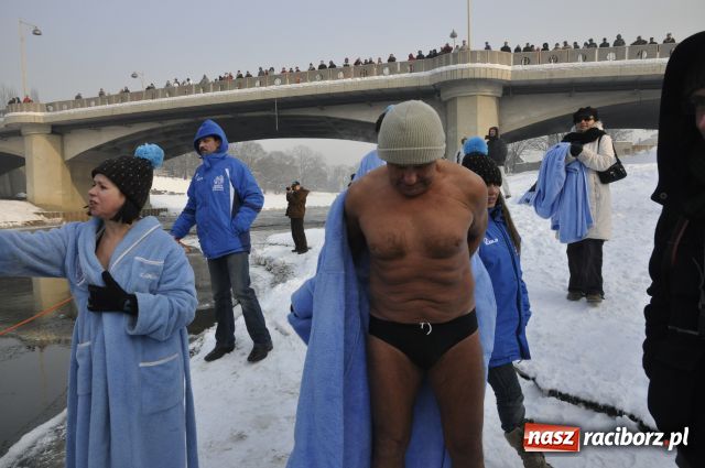 Zdjęcie w galerii na portalu naszraciborz.pl: Marian Hampel przepłynął dziś Odrę wiadomości z regionu