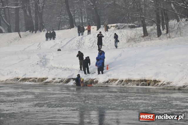 Zdjęcie w galerii na portalu naszraciborz.pl: Marian Hampel przepłynął dziś Odrę wiadomości z regionu