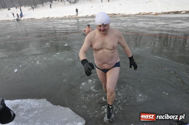 Zdjęcie w galerii na portalu naszraciborz.pl: Marian Hampel przepłynął dziś Odrę wiadomości z regionu