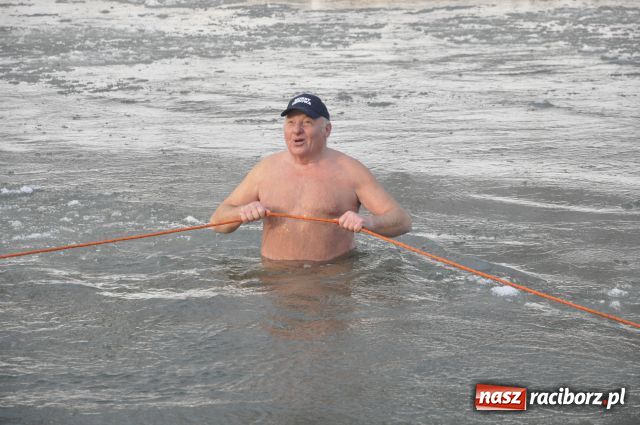 Zdjęcie w galerii na portalu naszraciborz.pl: Marian Hampel przepłynął dziś Odrę wiadomości z regionu