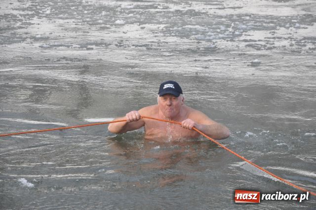 Zdjęcie w galerii na portalu naszraciborz.pl: Marian Hampel przepłynął dziś Odrę wiadomości z regionu