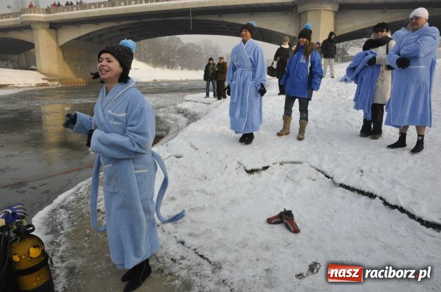 Zdjęcie w galerii na portalu naszraciborz.pl: Marian Hampel przepłynął dziś Odrę wiadomości z regionu