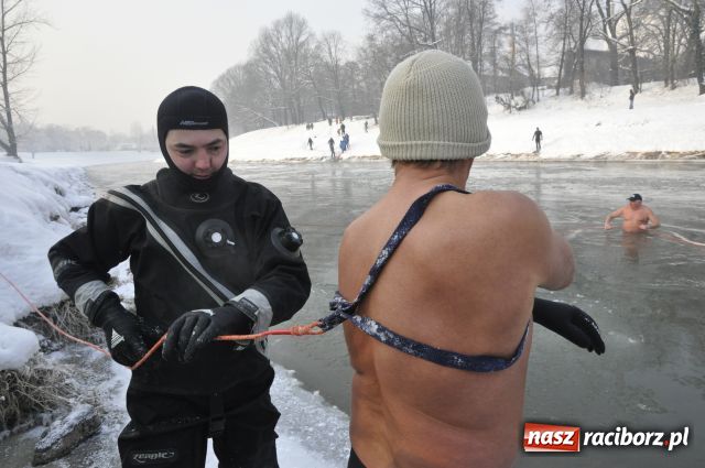 Zdjęcie w galerii na portalu naszraciborz.pl: Marian Hampel przepłynął dziś Odrę wiadomości z regionu