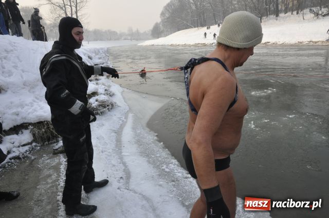 Zdjęcie w galerii na portalu naszraciborz.pl: Marian Hampel przepłynął dziś Odrę wiadomości z regionu