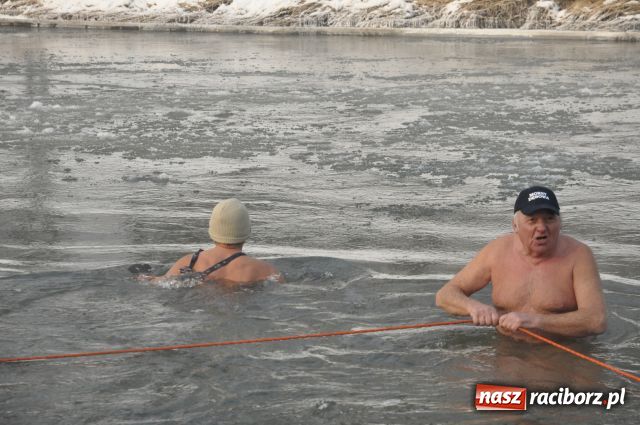 Zdjęcie w galerii na portalu naszraciborz.pl: Marian Hampel przepłynął dziś Odrę wiadomości z regionu