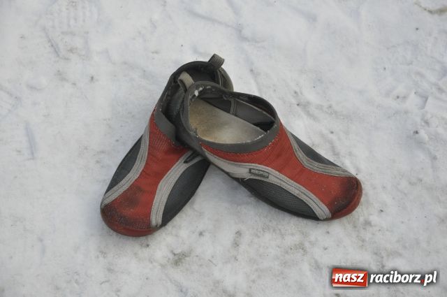 Zdjęcie w galerii na portalu naszraciborz.pl: Marian Hampel przepłynął dziś Odrę wiadomości z regionu