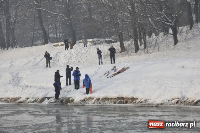 Zdjęcie w galerii na portalu naszraciborz.pl: Marian Hampel przepłynął dziś Odrę wiadomości z regionu