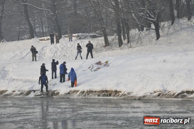 Zdjęcie w galerii na portalu naszraciborz.pl: Marian Hampel przepłynął dziś Odrę wiadomości z regionu