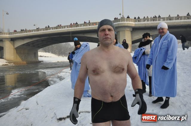 Zdjęcie w galerii na portalu naszraciborz.pl: Marian Hampel przepłynął dziś Odrę wiadomości z regionu