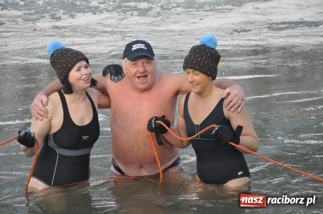 Zdjęcie w galerii na portalu naszraciborz.pl: Marian Hampel przepłynął dziś Odrę wiadomości z regionu