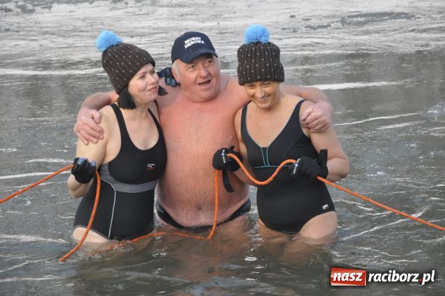 Zdjęcie w galerii na portalu naszraciborz.pl: Marian Hampel przepłynął dziś Odrę wiadomości z regionu