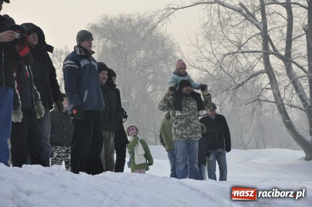Zdjęcie w galerii na portalu naszraciborz.pl: Marian Hampel przepłynął dziś Odrę wiadomości z regionu