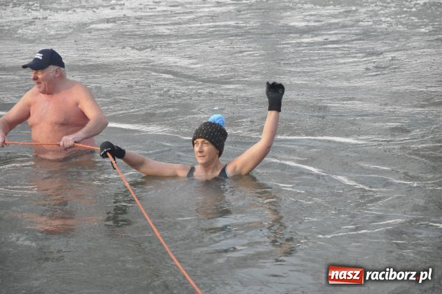 Zdjęcie w galerii na portalu naszraciborz.pl: Marian Hampel przepłynął dziś Odrę wiadomości z regionu