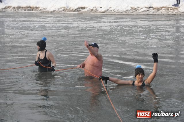 Zdjęcie w galerii na portalu naszraciborz.pl: Marian Hampel przepłynął dziś Odrę wiadomości z regionu