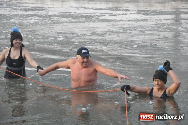 Zdjęcie w galerii na portalu naszraciborz.pl: Marian Hampel przepłynął dziś Odrę wiadomości z regionu