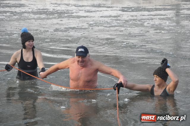 Zdjęcie w galerii na portalu naszraciborz.pl: Marian Hampel przepłynął dziś Odrę wiadomości z regionu