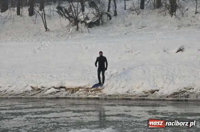 Zdjęcie w galerii na portalu naszraciborz.pl: Marian Hampel przepłynął dziś Odrę wiadomości z regionu