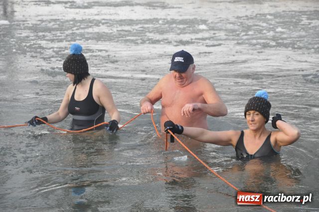 Zdjęcie w galerii na portalu naszraciborz.pl: Marian Hampel przepłynął dziś Odrę wiadomości z regionu