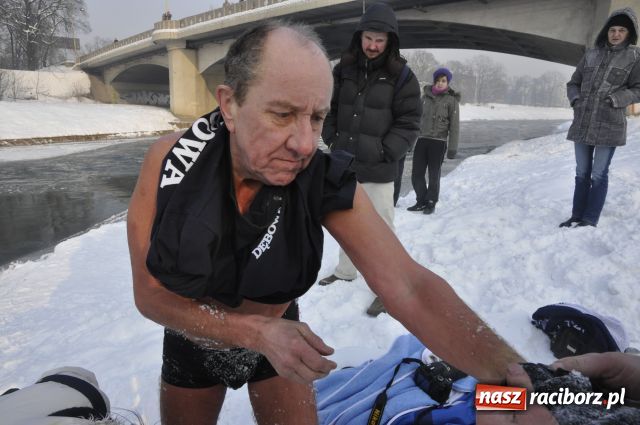Zdjęcie w galerii na portalu naszraciborz.pl: Marian Hampel przepłynął dziś Odrę wiadomości z regionu