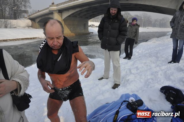 Zdjęcie w galerii na portalu naszraciborz.pl: Marian Hampel przepłynął dziś Odrę wiadomości z regionu