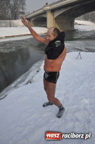 Zdjęcie w galerii na portalu naszraciborz.pl: Marian Hampel przepłynął dziś Odrę wiadomości z regionu