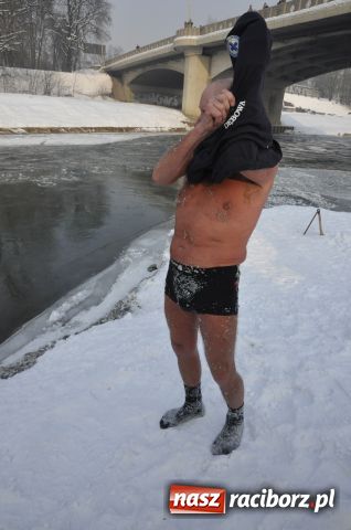 Zdjęcie w galerii na portalu naszraciborz.pl: Marian Hampel przepłynął dziś Odrę wiadomości z regionu