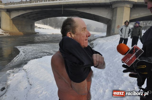 Zdjęcie w galerii na portalu naszraciborz.pl: Marian Hampel przepłynął dziś Odrę wiadomości z regionu