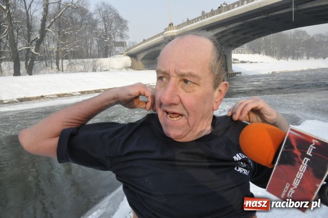 Zdjęcie w galerii na portalu naszraciborz.pl: Marian Hampel przepłynął dziś Odrę wiadomości z regionu