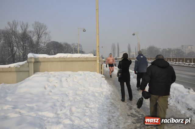 Zdjęcie w galerii na portalu naszraciborz.pl: Marian Hampel przepłynął dziś Odrę wiadomości z regionu
