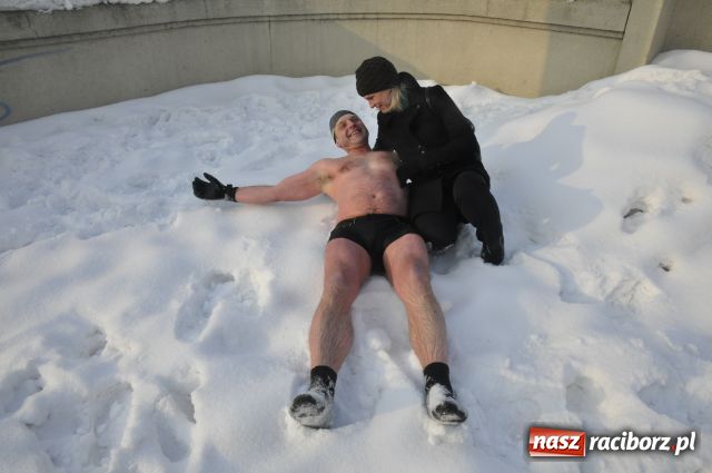 Zdjęcie w galerii na portalu naszraciborz.pl: Marian Hampel przepłynął dziś Odrę wiadomości z regionu