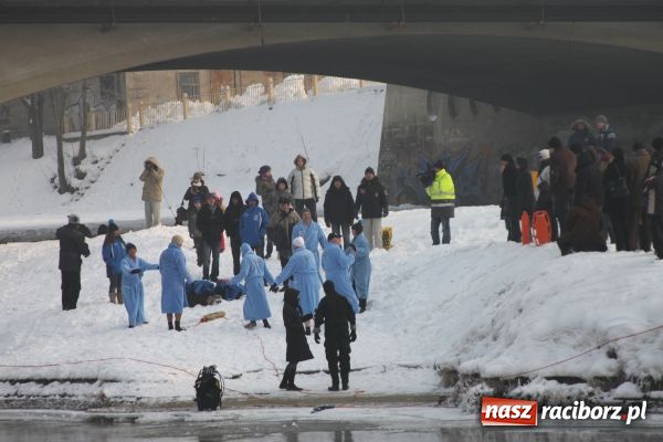 Zdjęcie w galerii na portalu naszraciborz.pl: Marian Hampel przepłynął dziś Odrę wiadomości z regionu