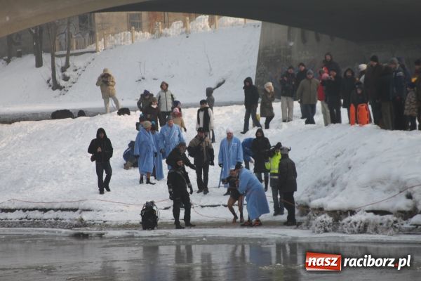 Zdjęcie w galerii na portalu naszraciborz.pl: Marian Hampel przepłynął dziś Odrę wiadomości z regionu