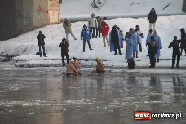Zdjęcie w galerii na portalu naszraciborz.pl: Marian Hampel przepłynął dziś Odrę wiadomości z regionu