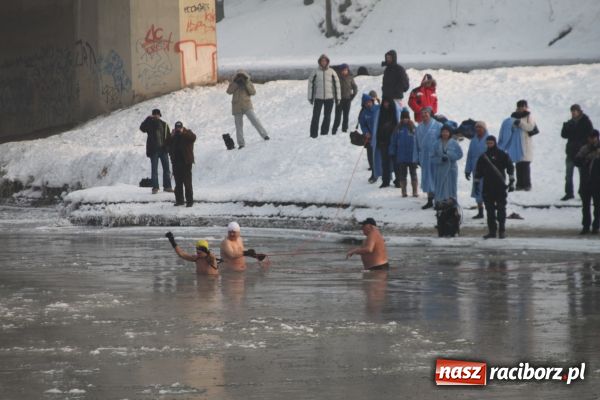 Zdjęcie w galerii na portalu naszraciborz.pl: Marian Hampel przepłynął dziś Odrę wiadomości z regionu