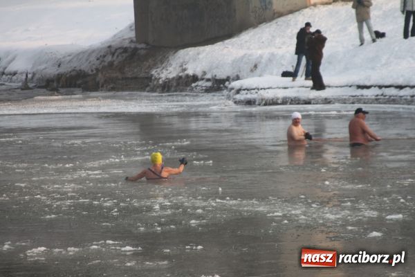 Zdjęcie w galerii na portalu naszraciborz.pl: Marian Hampel przepłynął dziś Odrę wiadomości z regionu