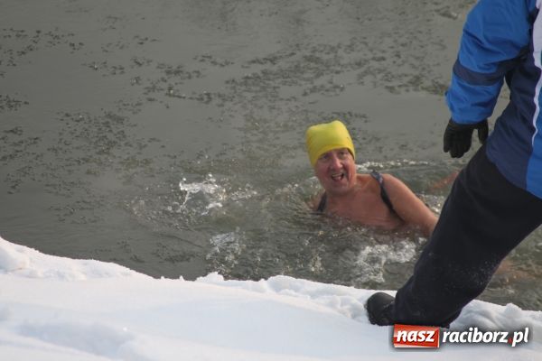 Zdjęcie w galerii na portalu naszraciborz.pl: Marian Hampel przepłynął dziś Odrę wiadomości z regionu