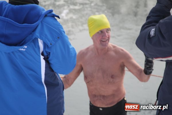 Zdjęcie w galerii na portalu naszraciborz.pl: Marian Hampel przepłynął dziś Odrę wiadomości z regionu