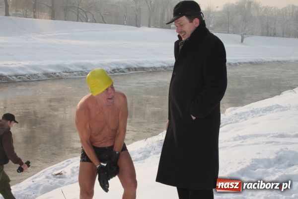 Zdjęcie w galerii na portalu naszraciborz.pl: Marian Hampel przepłynął dziś Odrę wiadomości z regionu