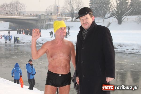 Zdjęcie w galerii na portalu naszraciborz.pl: Marian Hampel przepłynął dziś Odrę wiadomości z regionu