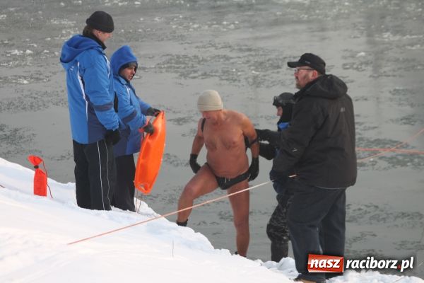 Zdjęcie w galerii na portalu naszraciborz.pl: Marian Hampel przepłynął dziś Odrę wiadomości z regionu