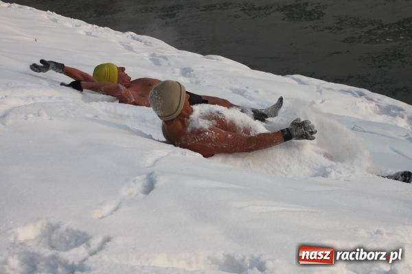 Zdjęcie w galerii na portalu naszraciborz.pl: Marian Hampel przepłynął dziś Odrę wiadomości z regionu