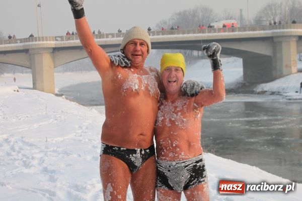 Zdjęcie w galerii na portalu naszraciborz.pl: Marian Hampel przepłynął dziś Odrę wiadomości z regionu