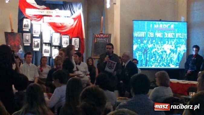 Zdjęcie w galerii na portalu naszraciborz.pl: Uczniowie SP 4 na wieczornicy w G5 wiadomości z regionu