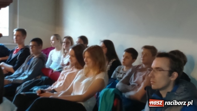 Zdjęcie w galerii na portalu naszraciborz.pl: Uczniowie SP 4 na wieczornicy w G5 wiadomości z regionu