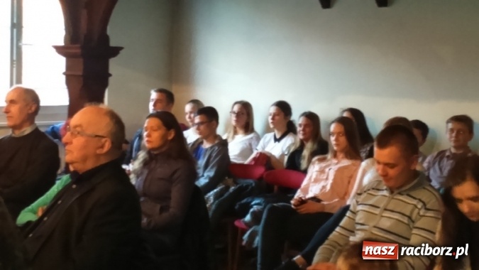 Zdjęcie w galerii na portalu naszraciborz.pl: Uczniowie SP 4 na wieczornicy w G5 wiadomości z regionu