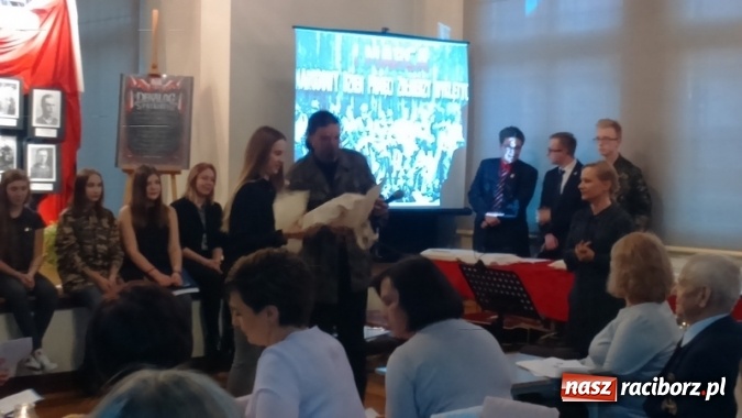 Zdjęcie w galerii na portalu naszraciborz.pl: Uczniowie SP 4 na wieczornicy w G5 wiadomości z regionu